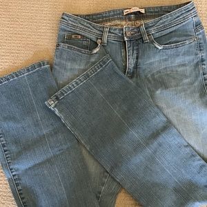 Lee jeans Size 6M. Mid rise bootcut. Comfortable slight stretch.